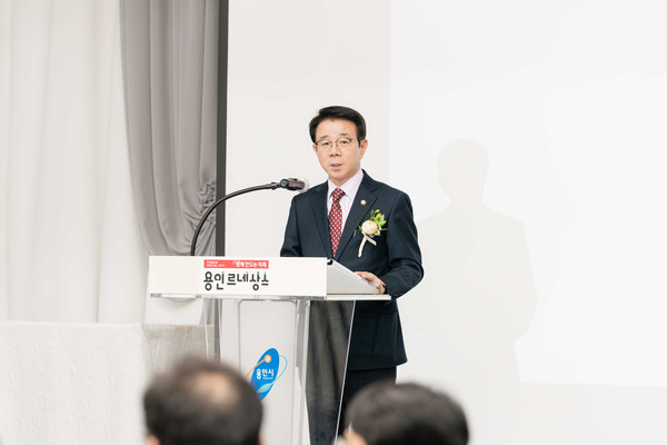 ▲ 김윤선 도시건설위원장이 용인특례시 건축사회 및 공사감리위원회 정기총회서 인사말을 하고 있다.