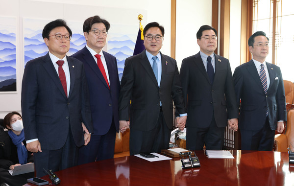▲ 우원식 국회의장과 양당 원내대표가 26일 서울 여의도 국회에서 열린 의장 주재 회동에 참석, 기념촬영을 하고 있다. 왼쪽부터 국민의힘 박형수 원내수석부대표, 권성동 원내대표, 우원식 국회의장, 더불어민주당 박찬대 원내대표, 박성준 원내수석부대표. /뉴시스