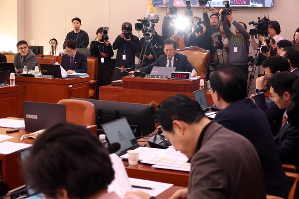 ▲ 의사봉 두드리는 정청래 법사위원장. /뉴시스
