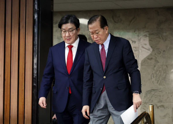 ▲ 간담회 들어서는 권영세-권성동. /뉴시스