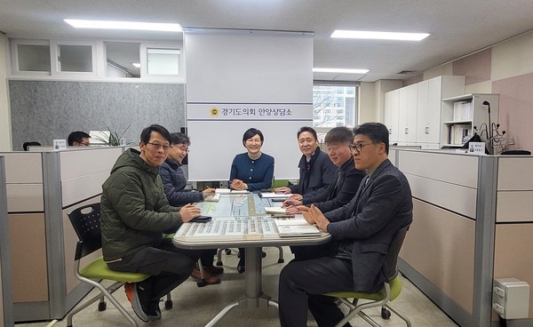 ▲ 이채명 의원, 호계체육관 배드민턴장 시설개선 논의 모습.