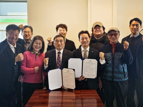 ▲ 사진은 이날 오전 화성시 소재 협동조합 사옥에서 열린 협약식에서 지준만 공사 개발사업본부장(왼쪽 네 번째), 박상래 조합 이사장 등 두 기관 관계자가 기념 촬영을 하고 있다. (사진=수원도시공사 제공)