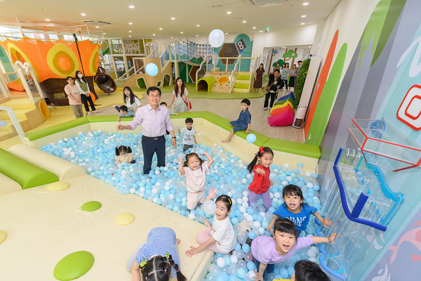 ▲ ‘서울형 키즈카페 신정7동점(5색깔깔KIDS)’에서 놀고 있는 이기재 구청장과 아이들.