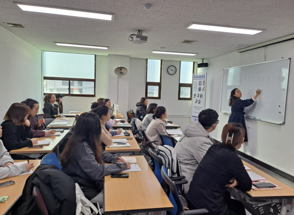 ▲ ‘한국어 교실’에서 맞춤형 교육 중인 결혼이민자들 모습.