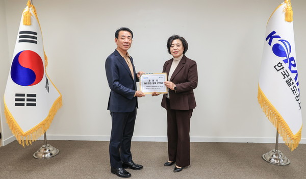 ▲ 신계용 과천시장(오른쪽)과 한문희 한국철도공사 사장(왼쪽).