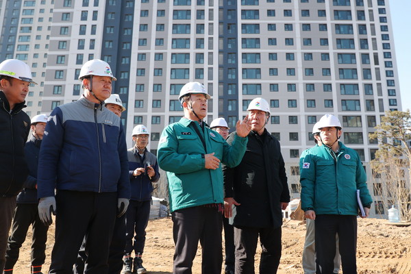 ▲ 김성제 의왕시장 해빙기 대비 정비사업 현장 안전 점검 실시 모습.