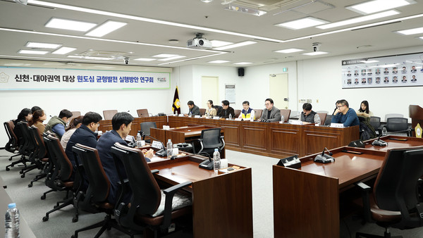 ▲ 시흥시의회 의원 연구단체 '원도심 활성화 방안 연구회' 간담회 개최 모습.