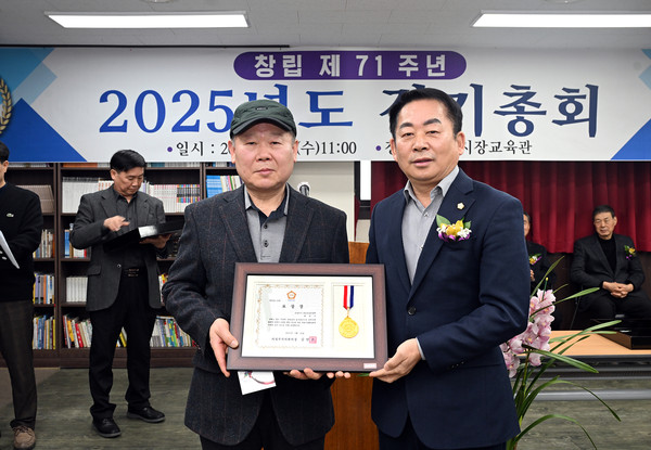 ▲ 김연균 의장(오른쪽)이 시장 발전 유공자에게 표창을 전달하고 있다.