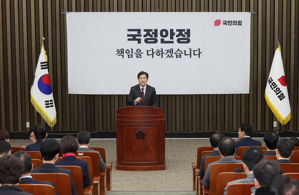 ▲ 권성동 국민의힘 원내대표가 27일 서울 여의도 국회에서 열린 비공개 의원총회에서 발언 준비를 하고 있다. /뉴시스