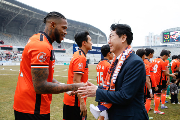 ▲ 화성FC 홈 개막전에 참석한 정명근 화성특례시장.