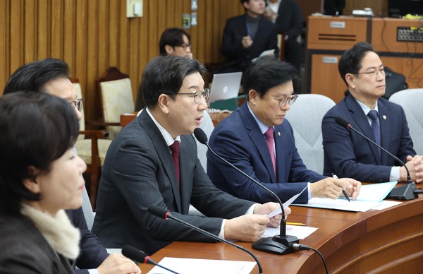 ▲ 발언하는 권성동 원내대표. /뉴시스