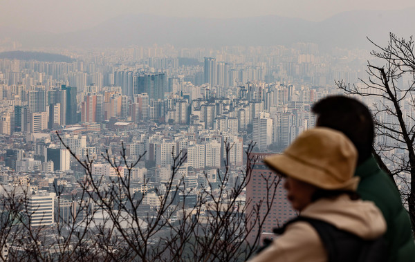 ▲ 1일 서울 남산에서 아파트 밀집지역이 보이고 있다. /뉴시스