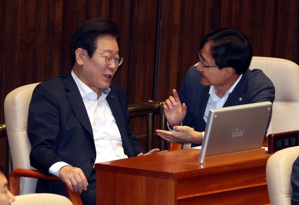 ▲ 이재명 더불어민주당 대표와 임광현(오른쪽) 의원이 19일 오후 서울 여의도 국회에서 열린 제418회 국회(정기회) 제8차 본회의에서 대화를 하고 있다. /뉴시스