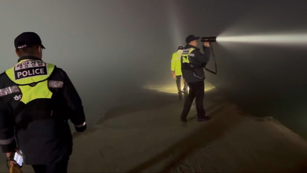 ▲ 굴 채취에 나섰던 60대 부부가 귀가하지 않고 있다는 신고를 접수한 해경이 해남 갈두항 인근에서 수색 작업을 벌이고 있다. /뉴시스