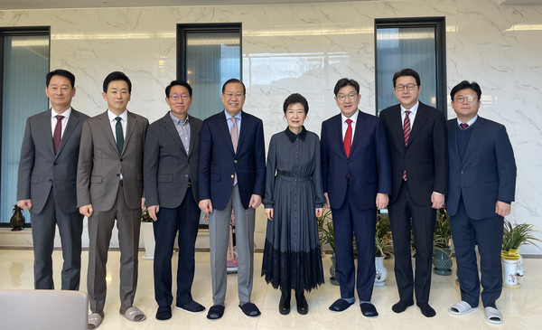 ▲ 박근혜 전 대통령 예방한 국민의힘 지도부. /뉴시스