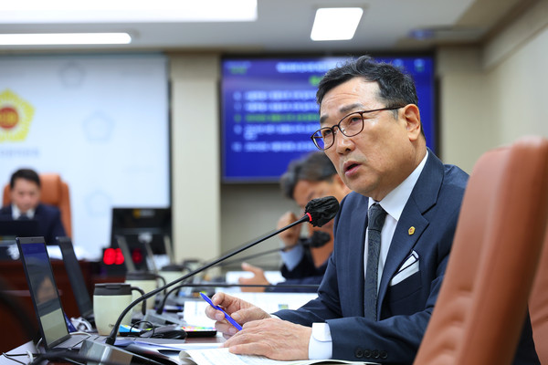 ▲ 제328회 임시회 정원도시국 업무보고에서 질의하는 유만희 의원.