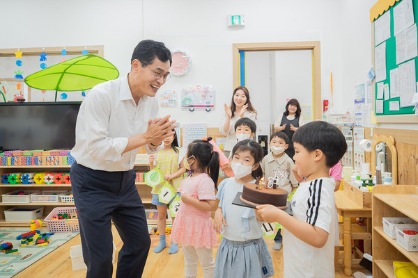 ▲ 어린이집에서 영유아들과 소통하고 있는 이기재 양천구청장.