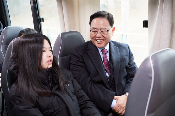 ▲ 강수현 양주시장이 통학버스에 탑승해 학생과 소통하고 있다.