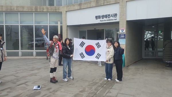 ▲ 참가자들이 애기봉에 도착해 태극기를 들고 사진을 찍고 있다.