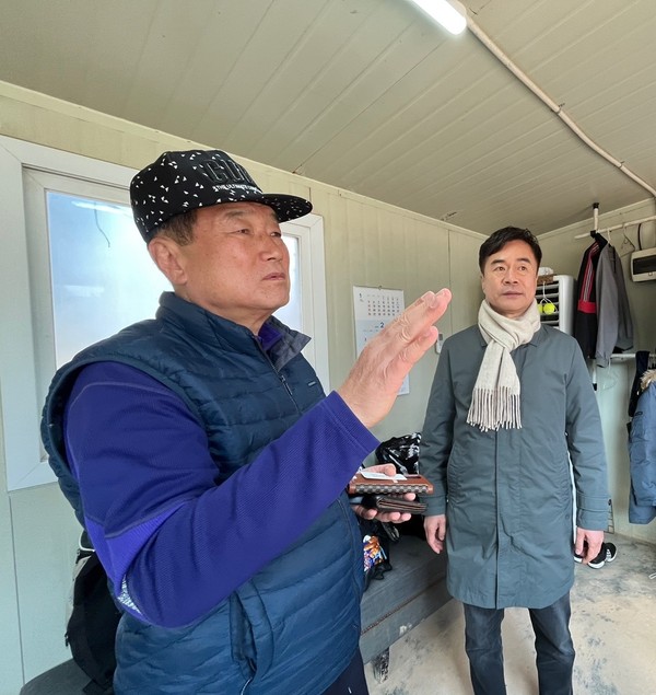 ▲ (왼쪽부터) 테니스장 이용주민, 김학두 의원.