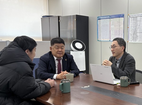 ▲ 박창호 의원이 인천테크노파크 미래차센터 관계자들과 의견을 나누고 있다.