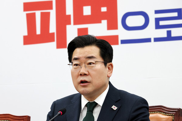 ▲ 박찬대 더불어민주당 원내대표가 4일 오전 서울 여의도 국회에서 열린 원내대책회의에서 발언하고 있다. /뉴시스