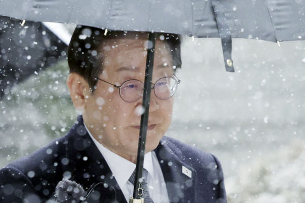 ▲ 이재명 더불어민주당 대표가 4일 서울 서초구 서울중앙지방법원에서 열린 '대장동 배임 및 성남FC 뇌물 의혹' 공판에 출석하고 있다. /뉴시스