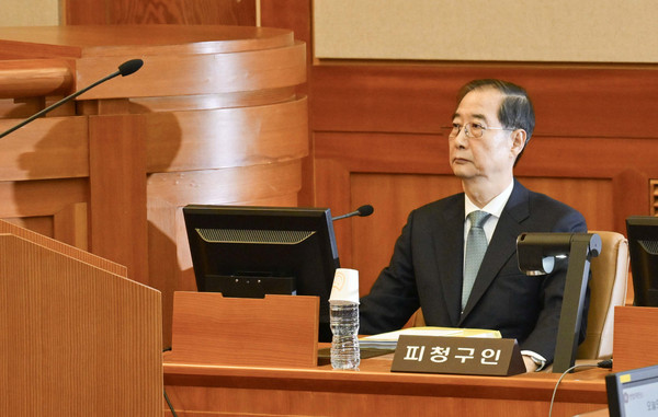 ▲ 한덕수 국무총리가 19일 서울 종로구 헌법재판소에서 열린 한덕수 국무총리 탄핵심판 1차 변론기일에 출석하고 있다. /뉴시스