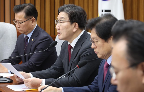 ▲ 권성동 국민의힘 원내대표가 28일 오전 서울 여의도 국회에서 열린 원내대책회의에서 발언을 하고 있다. /뉴시스