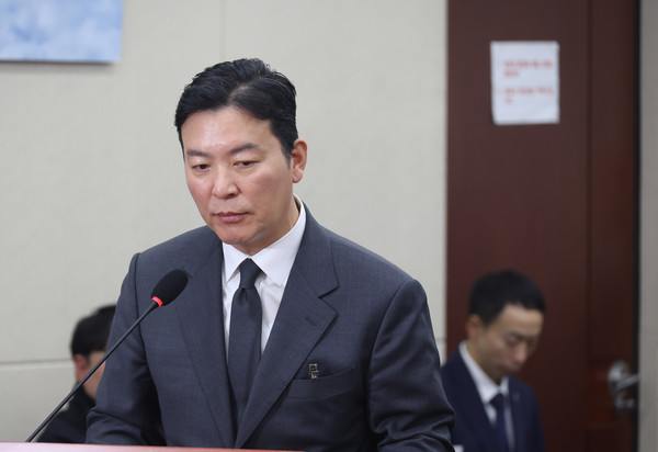 ▲ 질의 듣는 김성훈 경호처 차장. /뉴시스