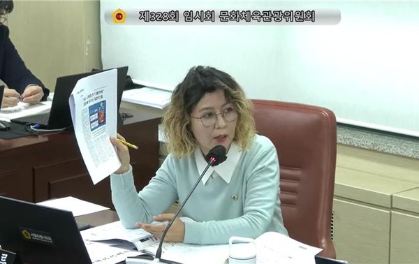▲ 아이수루 의원이 제328회 임시회 문화체육관광위원회 업무보고에서 질의하고 있다.