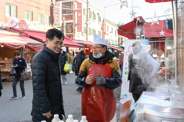 ▲ 지난 설명절 전통시장을 찾아 상인과 소통하고 있는 이기재 구청장.