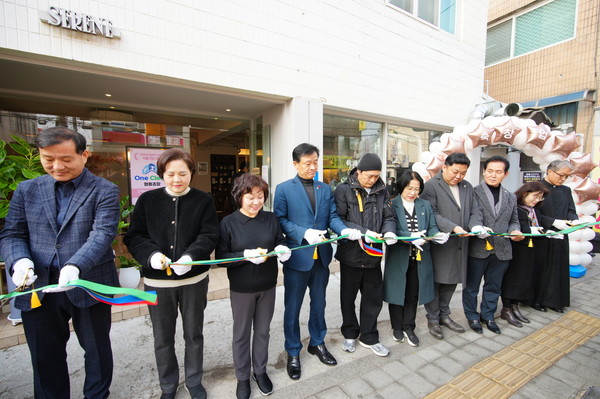 ▲ 자활기업 창업식에 참석한 이승로 성북구청장(왼쪽 네 번째)과 관계자들.