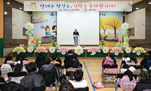 ▲ 박형덕 동두천시장이 사동초등학교 신입생 입학식에 참석해 학생들을 응원하고 있다.
