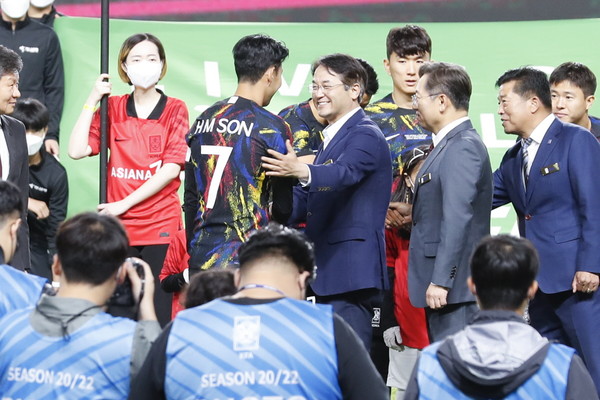 ▲ 2022년 9월 23일 하나은행 초청 축구 국가대표팀 평가전(대한민국 vs. 코스타리카)에 앞서 이동환 고양시장이 손흥민 선수와 인사를 나누고 있다.