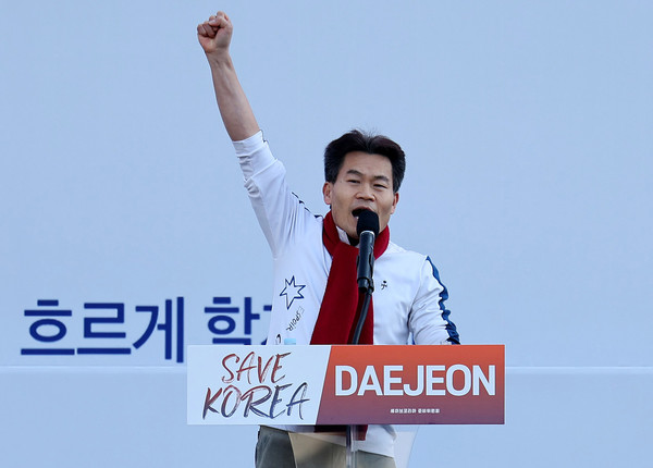 ▲ 한국사 강사 전한길씨가 22일 오후 대전 서구 대전시청 앞 보라매공원에서 세이브코리아가 주최한 국가비상기도회에서 발언을 하고 있다. /뉴시스