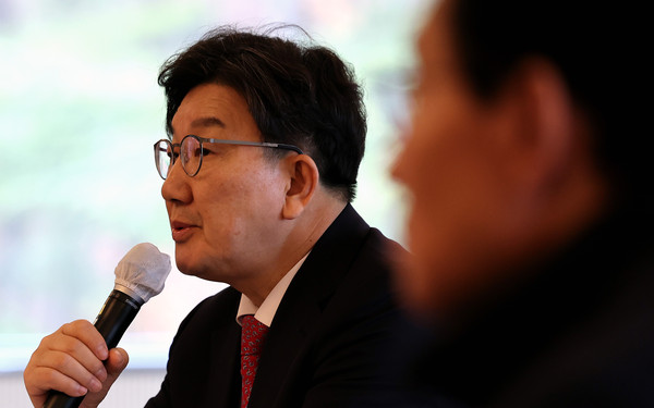 ▲ 발언하는 권동성 원내대표. /뉴시스