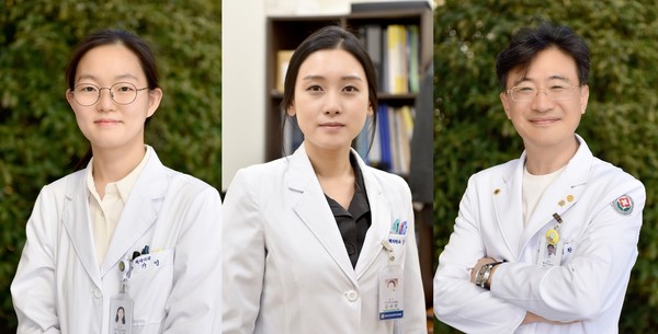 ▲ 화순전남대학교병원은 (사진 왼쪽부터) 혈액내과 송가영 교수, 핵의학과 강세령 교수, 혈액내과 양덕환 교수가 공동 연구논문을 펴낸 성과로 '한국을 빛내는 사람들'에 선정됐다고 5일 밝혔다. (사진=화순전남대병원 제공) /뉴시스