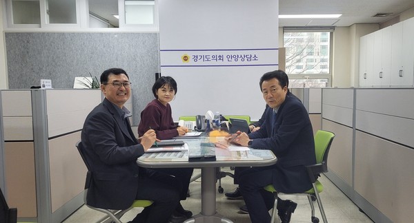 ▲ 김성수 의원, 지역발전을 위한 핵심사업 예산논의 모습.