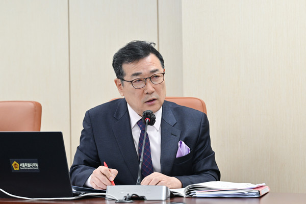 ▲ 서울아리수본부 업무보고에서 질의하는 유만희 의원.