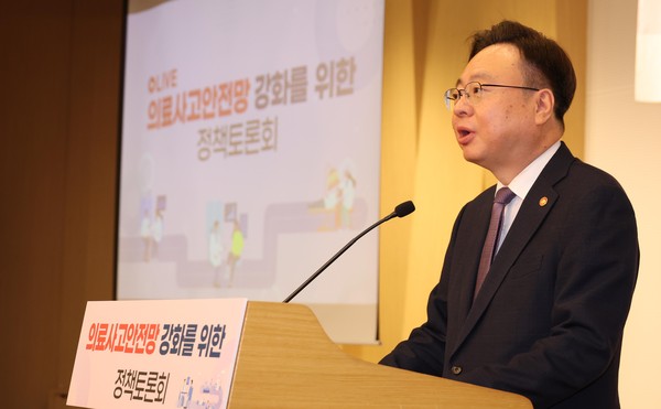 ▲ 조규홍 보건복지부 장관이 6일 오전 서울 여의도 국회 도서관 대강당에서 열린 의료사고안전망 강화를 위한 정책토론회에서 축사를 하고 있다. /뉴시스
