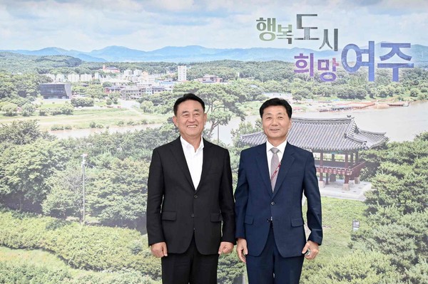 ▲ 이충우 여주시장(왼쪽)과 김상성 여주교육지원청 교육장(오른쪽).