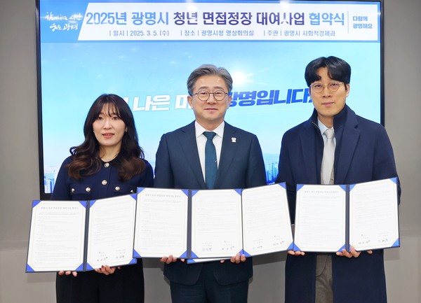 ▲ (왼쪽부터) 안은영 데시데리오 테일러 대표, 정순욱 광명시 부시장, 김태문 ㈜마이스윗인터뷰 대표.