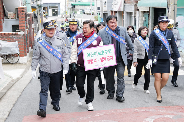 ▲ 답십리초등학교 통학로에서 교통안전 캠페인을 진행하는 모습.