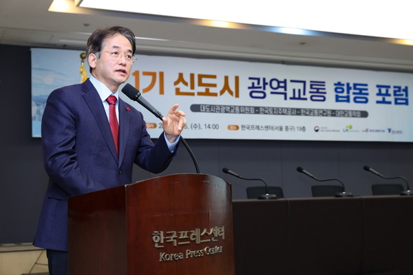 ▲ 1기 신도시 광역교통 합동포럼에 참석해 기조발제 중인 이동환 고양특례시장.