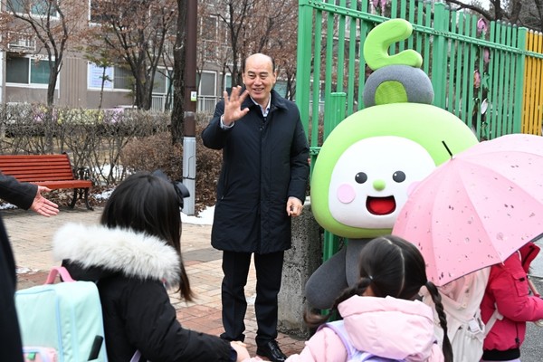 ▲ 박형덕 동두천시장이 이담초등학교 학생들에게 인사를 하고 있다.