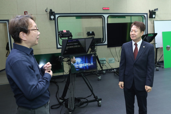 ▲ 김재헌 의원 미디어센터 설립 위한 선진 사례 탐방 모습.