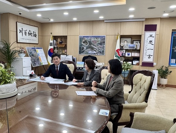 ▲ 김정헌 중구청장, 건보공단 영종출장소 설치 건의 모습.