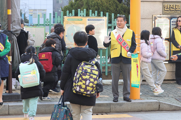 ▲ 정해권 의장 통학로 안전 점검 및 교통안전 캠페인 실시 모습.