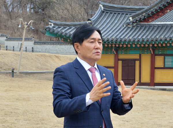 ▲ 고려궁지에서 박물관의 필요성에 대해 설명하는 박용철 군수.